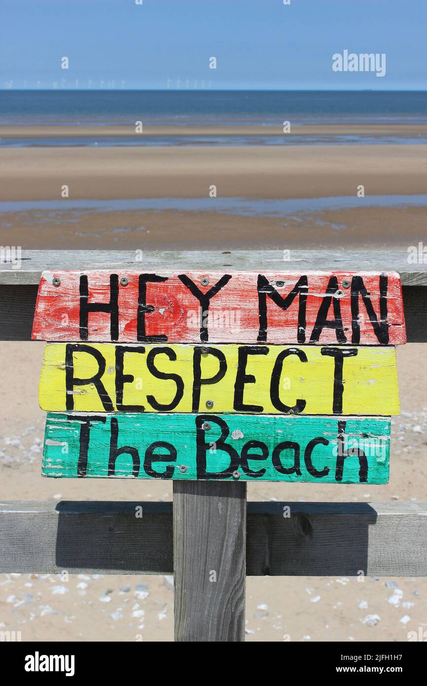 Oye, el hombre respeta la playa Foto de stock