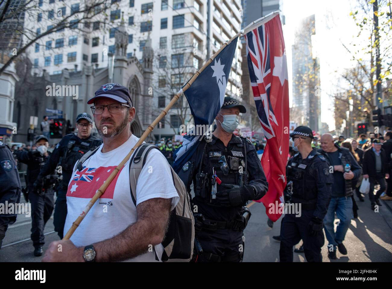 Melbourne, Australia. 2nd de julio de 2022. Manifestantes anti-encierro chocan con la policía durante una protesta de solidaridad por el derecho al aborto. Crédito: Jay Kogler/Alamy Live News Foto de stock