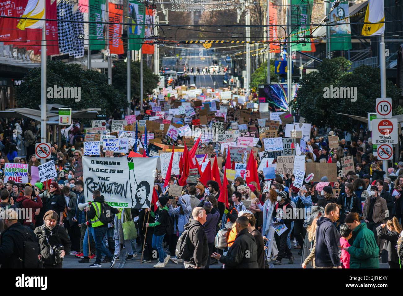 Melbourne, Australia. 2nd de julio de 2022. Protesta solidaria por el derecho al aborto, contra el vuelco de Roe V. Wade por la Corte Suprema de Estados Unidos, a la que asistieron casi 15.000 personas. Crédito: Jay Kogler/Alamy Live News Foto de stock