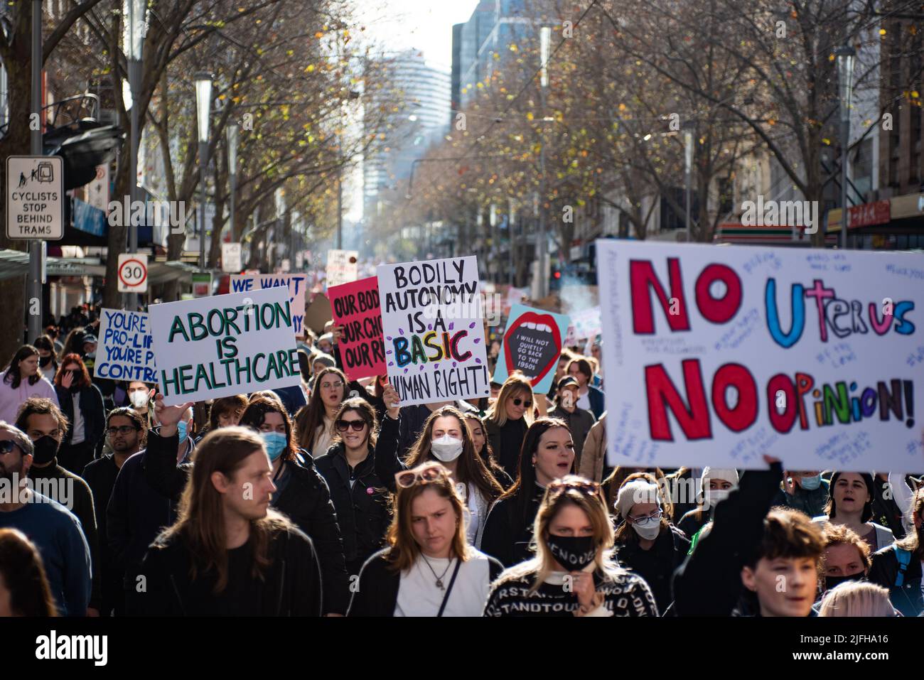 Melbourne, Australia. 2nd de julio de 2022. Protesta solidaria por el derecho al aborto, contra el vuelco de Roe V. Wade por la Corte Suprema de Estados Unidos. Crédito: Jay Kogler/Alamy Live News Foto de stock
