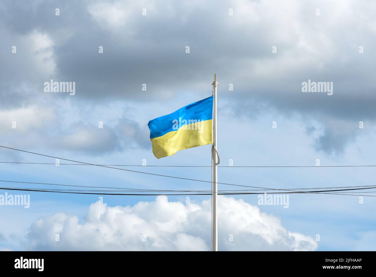Ucrania Bandera aislada sobre el fondo del cielo Foto de stock