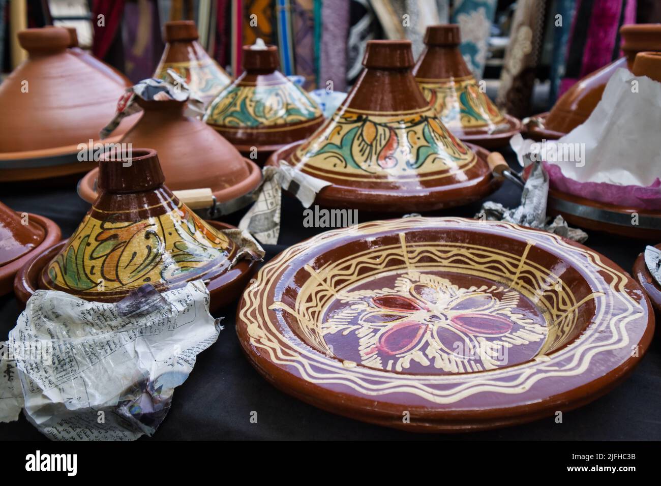 Ollas de cerámica hechas a mano en el mercado al aire libre de Carcassonne  Fotografía de stock - Alamy
