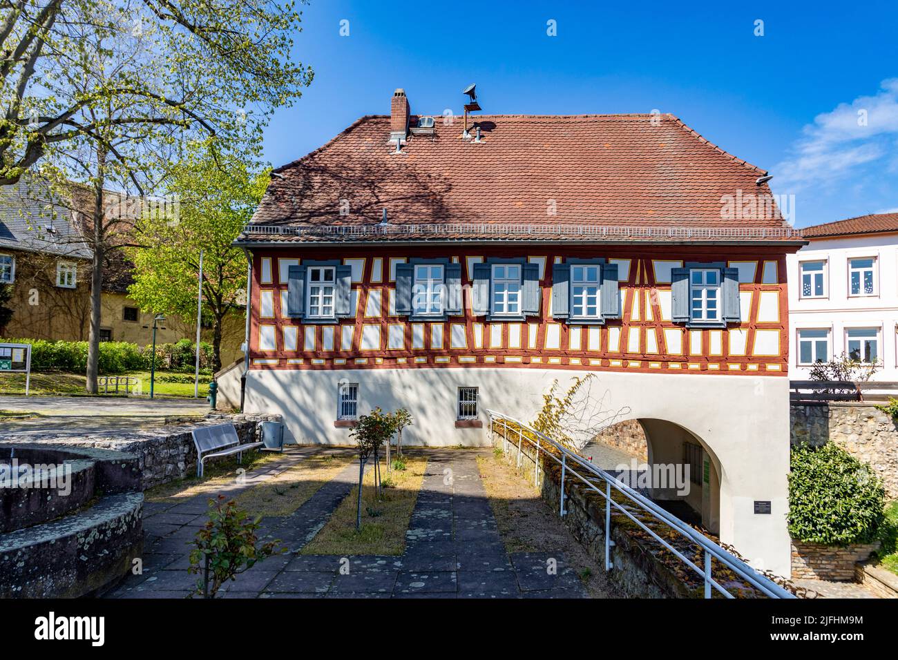 Hochheim, Alemania - 25 de abril de 2021: Antigua casa de sacerdotes con entramado de madera en Hochheim. Actualmente es propiedad de la ciudad de Hochheim. Foto de stock