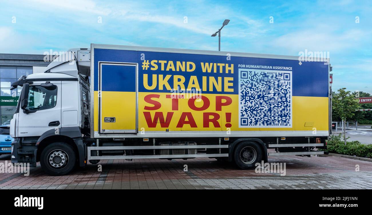 Un camión de entrega de alimentos en Dublín, Irlanda, llevando un mensaje contra la guerra de Ucrania. El código QR es para un fondo humanitario por el Banco Nacional de Ucrania Foto de stock