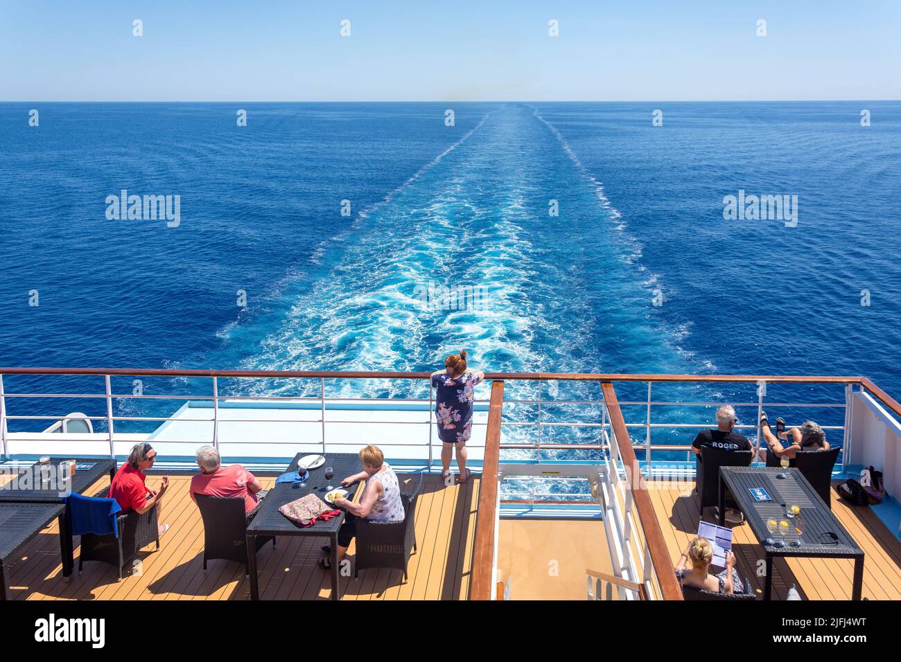 Vista desde la cubierta de popa del barco de crucero Marella Explorer, Mar Adriático, Mar Mediterráneo, Europa Foto de stock
