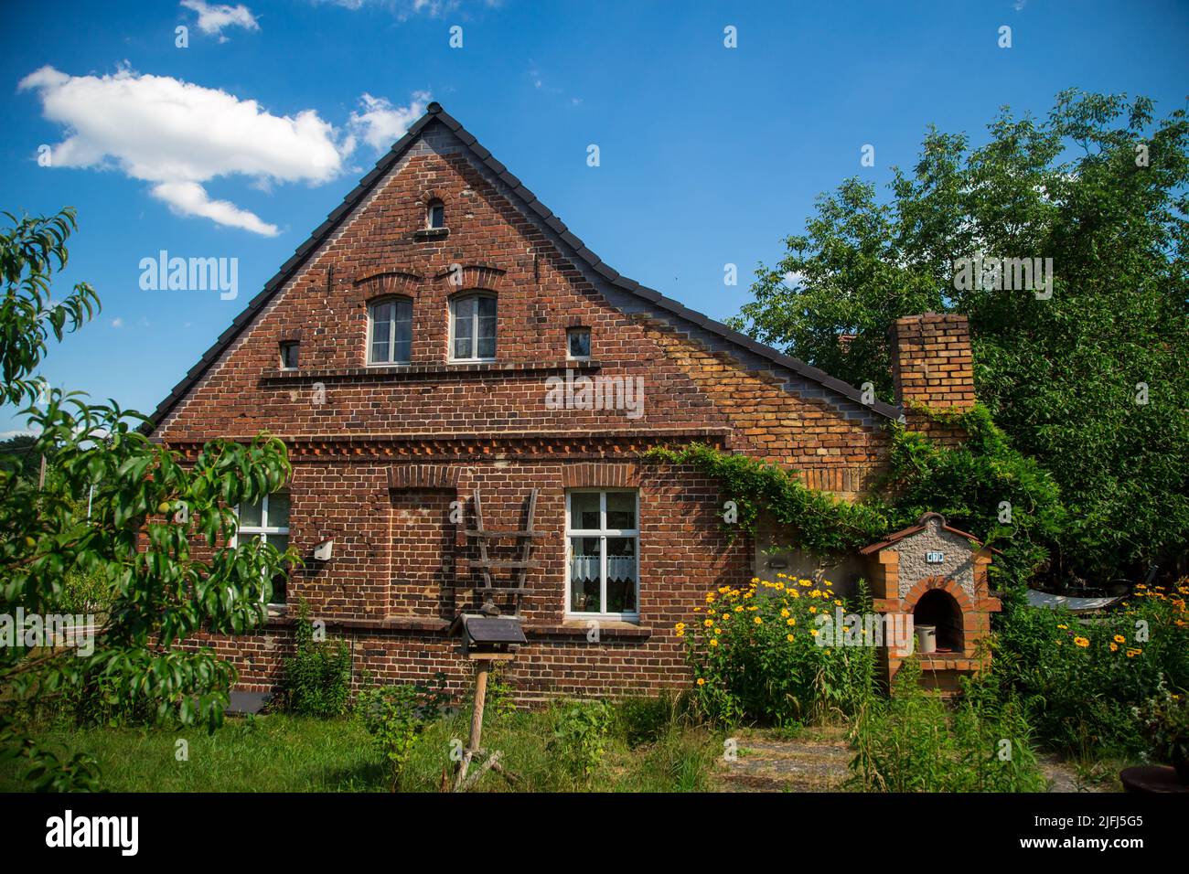 Antigua casa de ladrillo rojo, Lusatia, Alemania Foto de stock