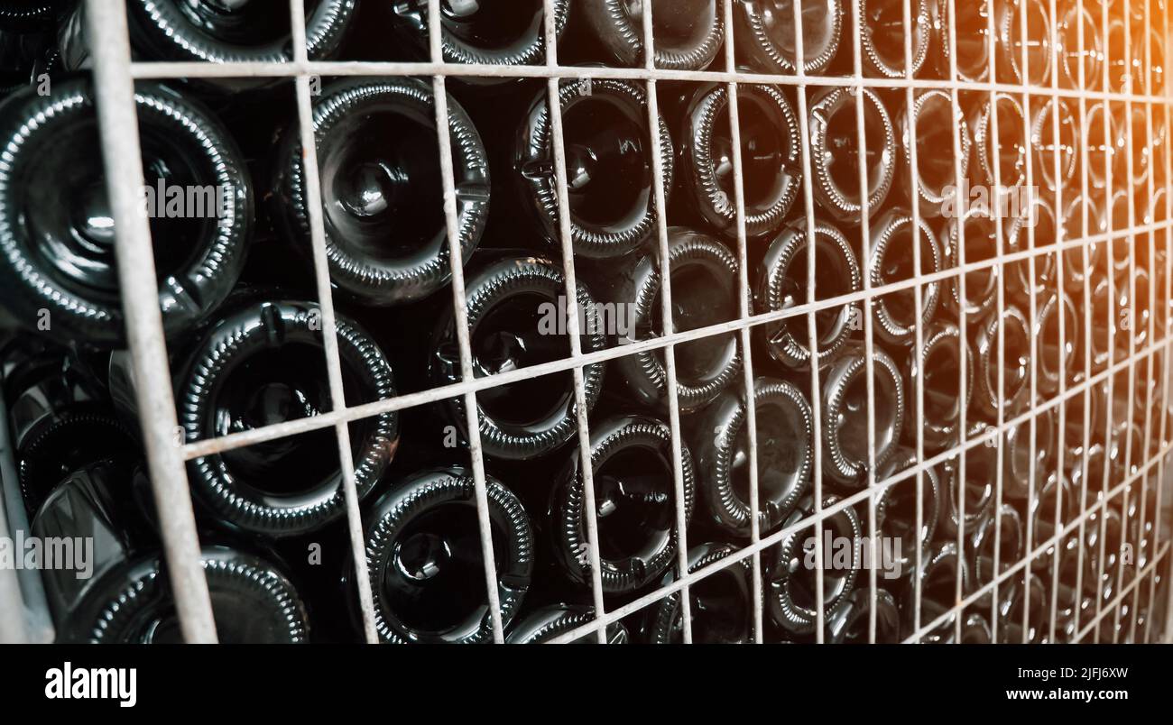Almacenamiento De Botellas De Vino En Nevera. Tarjeta Alcohólica En  Restaurante. Refrigeración Y Conservación Del Vino. Imagen de archivo -  Imagen de moderno, departamento: 146226733