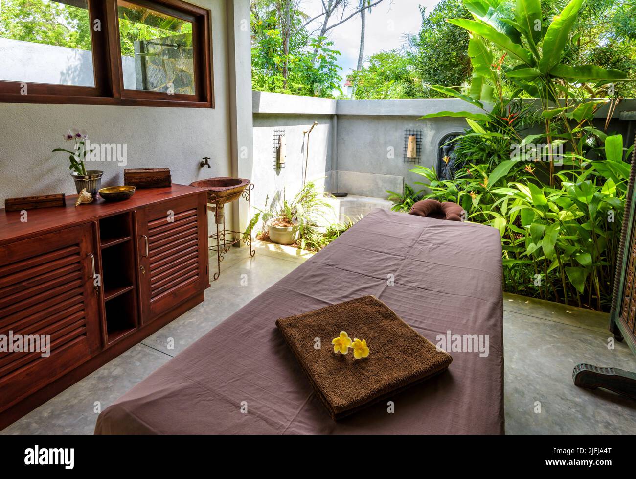 Sri Lanka - 4 de noviembre de 2017: Salón de belleza interior en el complejo tropical, cama de masaje en el spa o centro de bienestar en la playa. Sala de cosmetología interior en Indian o. Foto de stock