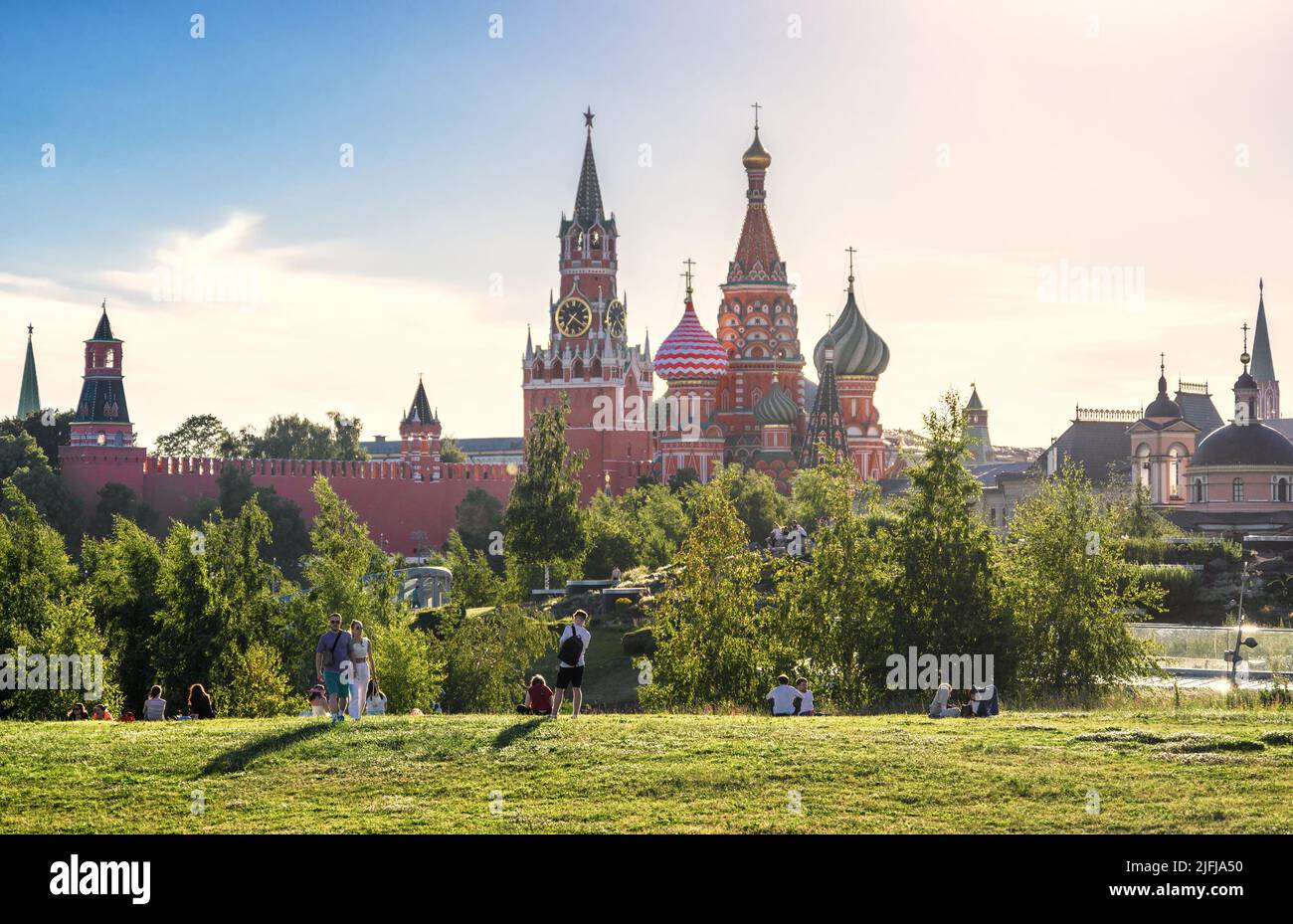 Moscú - Jun 28, 2022: La gente descansa en el Parque Zaryadye en Moscú, Rusia. Este bonito parque es una atracción turística de Moscú. Vista panorámica de la Catedral de San Basilio Foto de stock