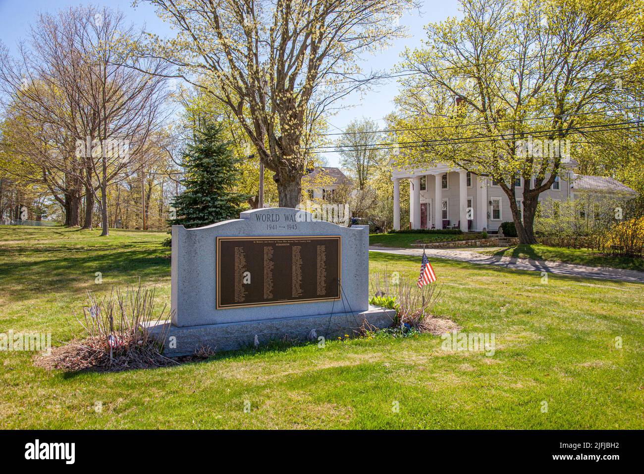 Un monumento conmemorativo del 2-S de la Guerra Mundial en Hubbardston, Massachusetts Town Common Foto de stock