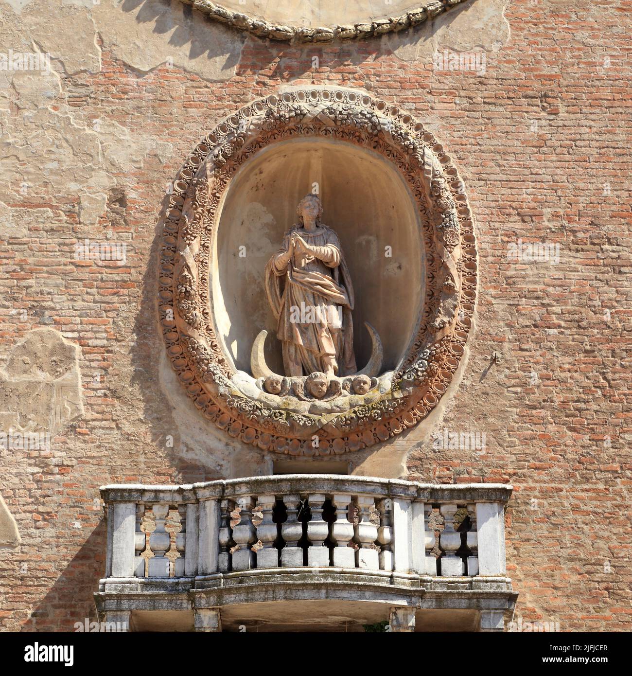 Estatua de Madonna Immacolata, Torre del Reloj, Torre dell'Orologio, Mantova, Mantua Italia Foto de stock