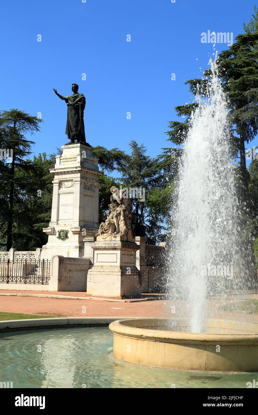 Monumento a Virgilio, Piazza Virgiliana, Mantova, Mantua Italia Foto de stock