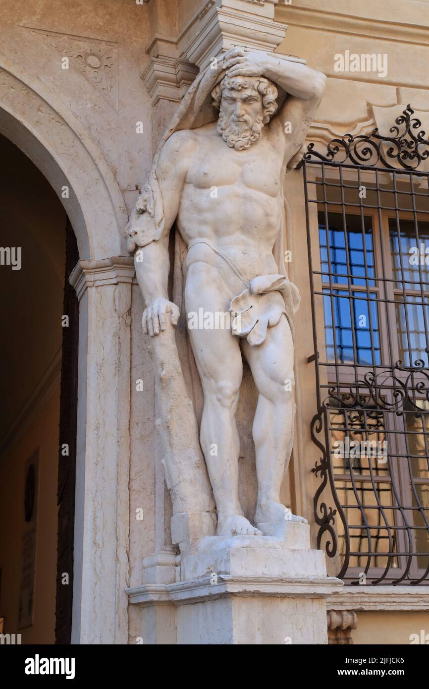 Estatua de Hércules a la entrada del Palazzo Bianchi, Mantova, Mantua Italia Foto de stock
