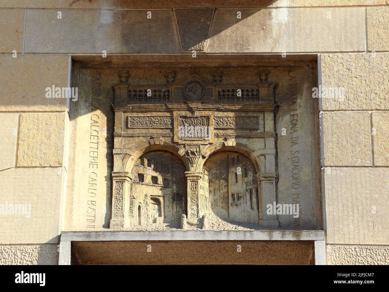 BAS-Relief en una fachada de casa de ciudad, Piazza Felice Cavallotti Foto de stock