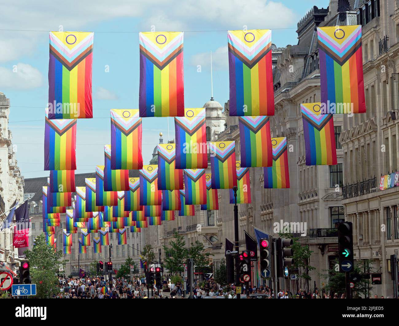 Banderas arcoiris colgando sobre Regent Street durante el desfile Pride in London en 2022 Foto de stock