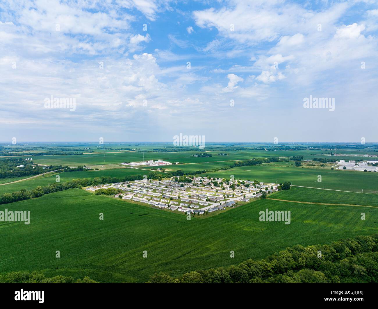 Vista aérea del desarrollo suburbano aislado en un campo de maíz Foto de stock