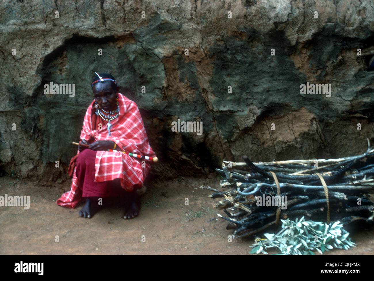 Mujer masai con un haz de combustible, Kenia, 1968 Foto de stock