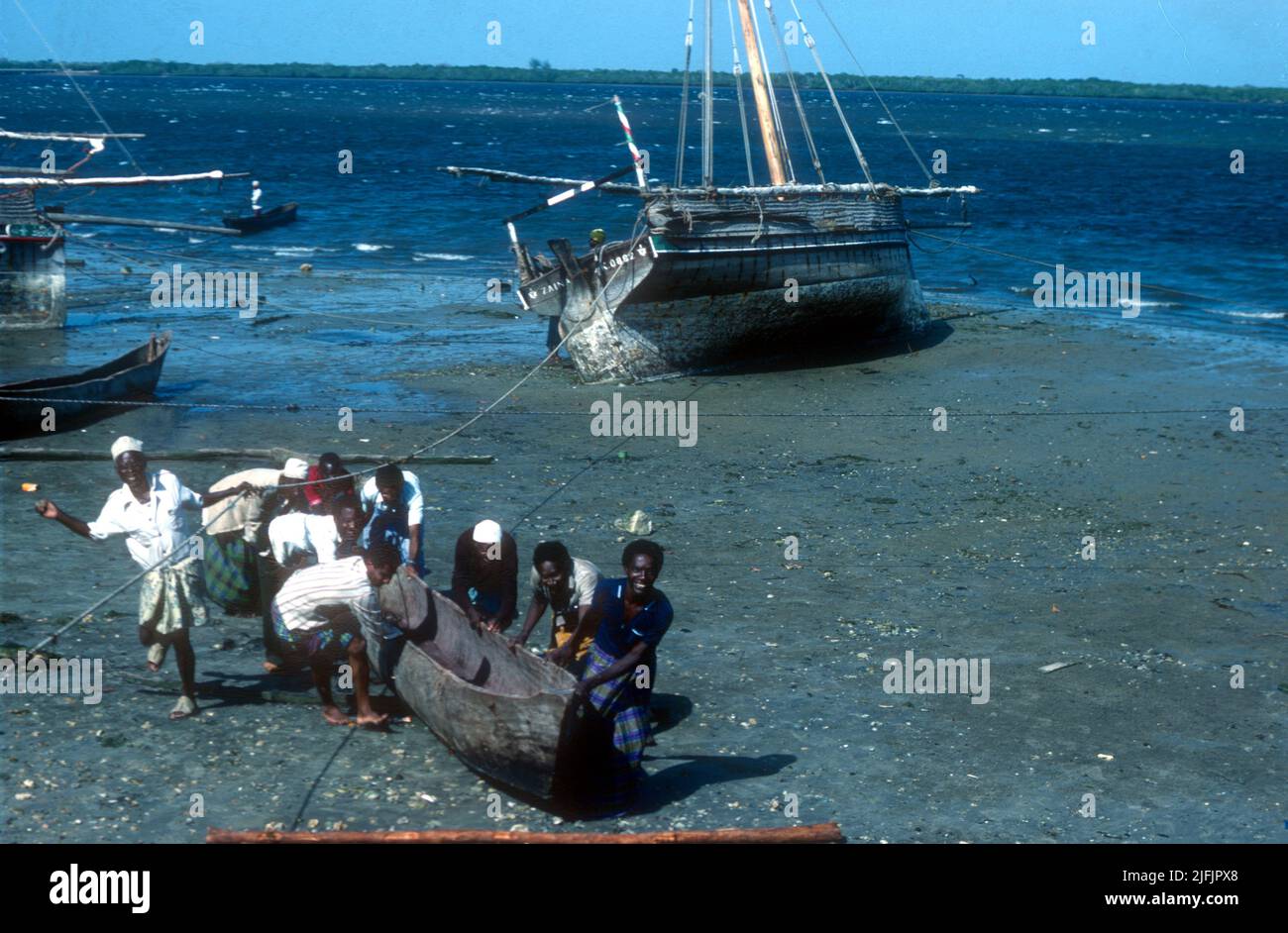 Escena en la costa de Lamu con dhow y pescadores, Kenia, 1965 Foto de stock