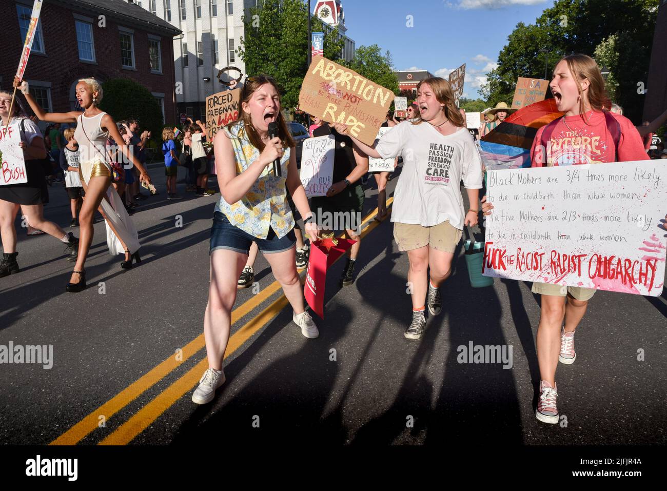 Mujeres marchantes protestan contra la sentencia de la Corte Suprema de Estados Unidos que derrocó a Roe V. Wade en un desfile del 4th de julio, Montpelier, Vermont, EE.UU. (Celebrado el 3 de julio). Foto de stock