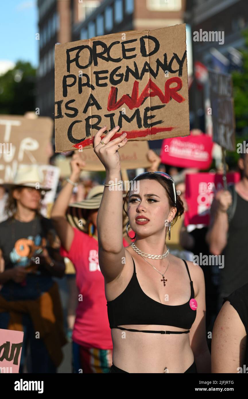 Mujeres marchantes protestan contra la sentencia de la Corte Suprema de Estados Unidos que derrocó a Roe V. Wade en un desfile del 4th de julio, Montpelier, Vermont, EE.UU. (Celebrado el 3 de julio). Foto de stock