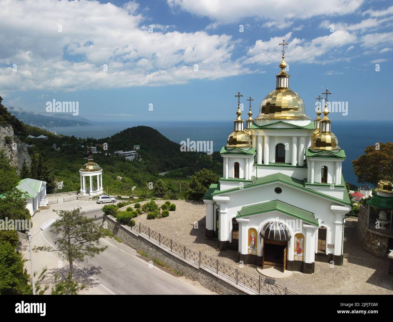 Iglesia cristiana en las montañas sobre el mar. Templo del Santo Arcángel Miguel en Oreanda. La costa sur de Crimea. Vista aérea Fotografía de stock - Alamy Iglesia cristiana en las montañas sobre el mar. Templo del Santo Arcángel Miguel en Oreanda. La costa sur de Crimea. Vista aérea Fotografía de stock - Alamy