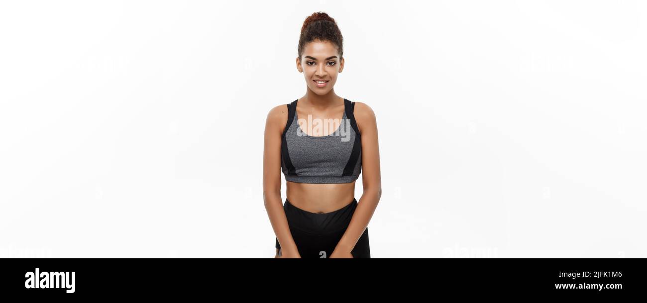 Concepto de Fitness y saludable - Bella Dama Africana Americana en ropa de  gimnasia está listo para entrenar. Aislado sobre fondo blanco Fotografía de  stock - Alamy