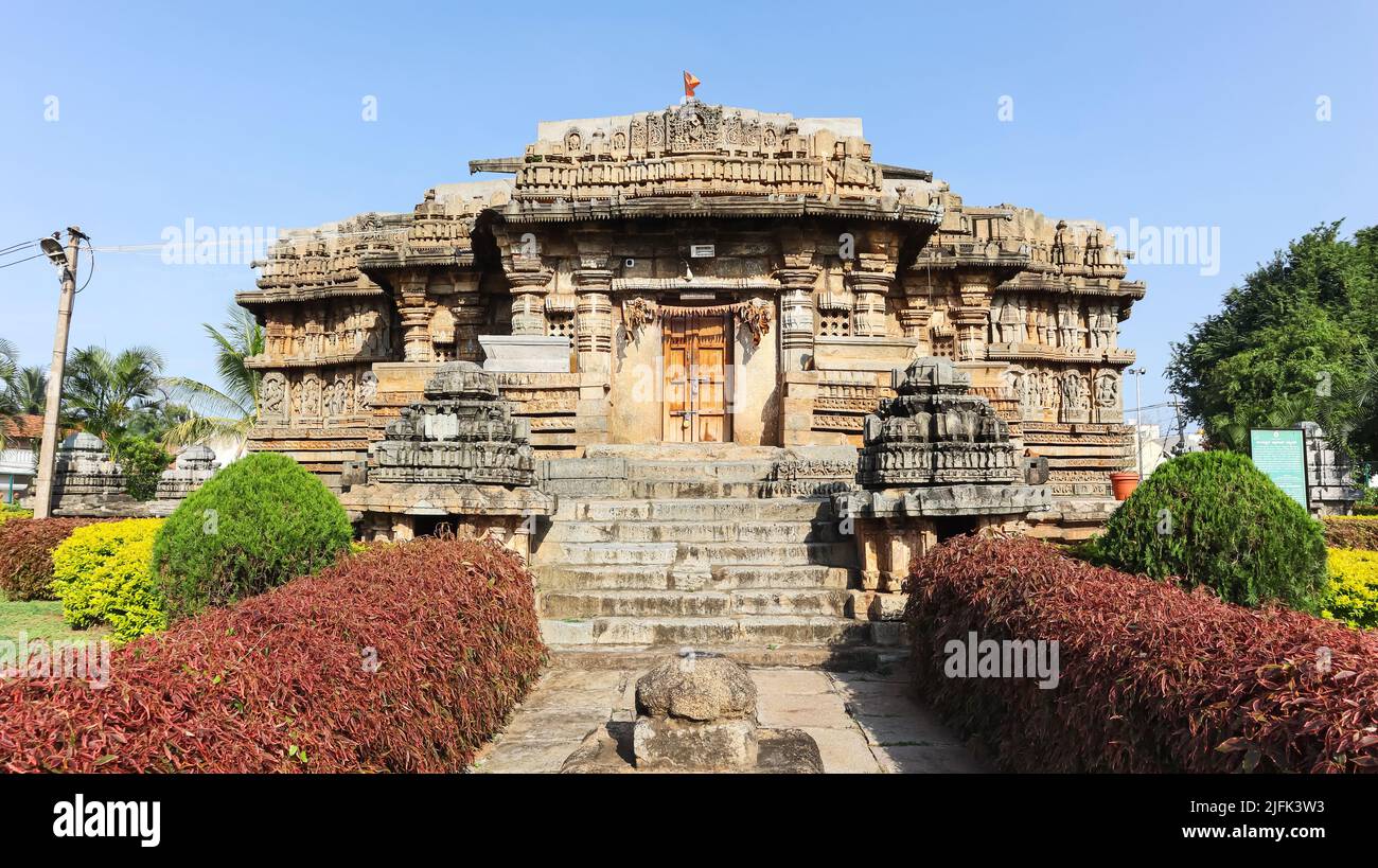 Vista posterior del templo Lakshminarasimha, construido por tres