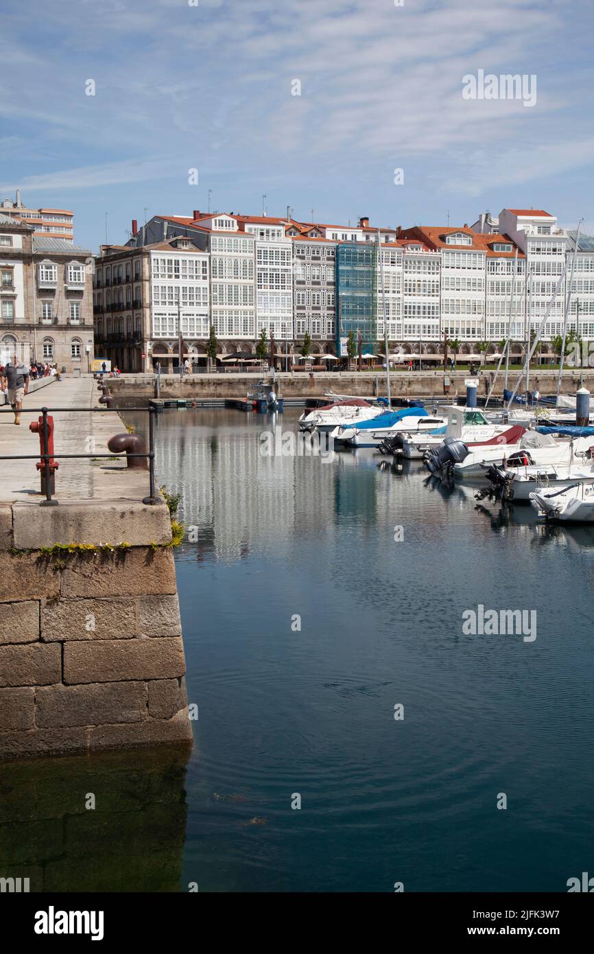 Bayside en el puerto deportivo de La Coruña en Galicia, España Fotografía  de stock - Alamy