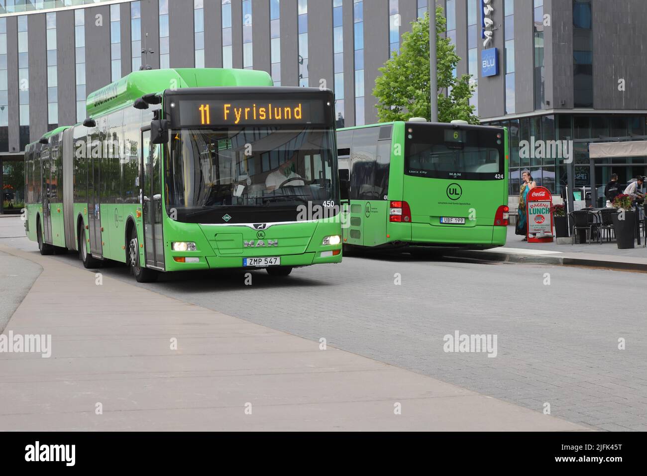 Uppsala, Suecia - 2 de julio de 2022: Autobús verde en la línea 11 para el transporte público de UL cerca de la estación central. Foto de stock