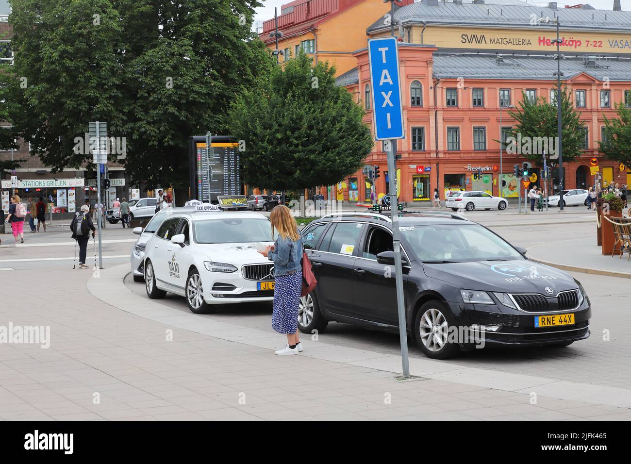 Uppsala, Suecia - 2 de julio de 2022: Taxis en la parada de taxis frente a la estación central de ferrocarril de Uppsala. Foto de stock