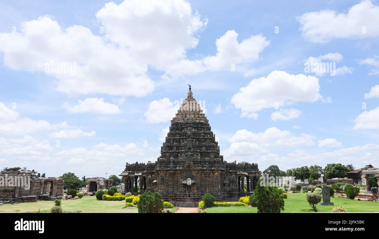 Templo de Mahadeva, construido por Mahadeva, un comandante en el ejército del rey de Chalukya occidental Vikramaditya VI, Itagi, Koppal, Karnataka, India. Foto de stock