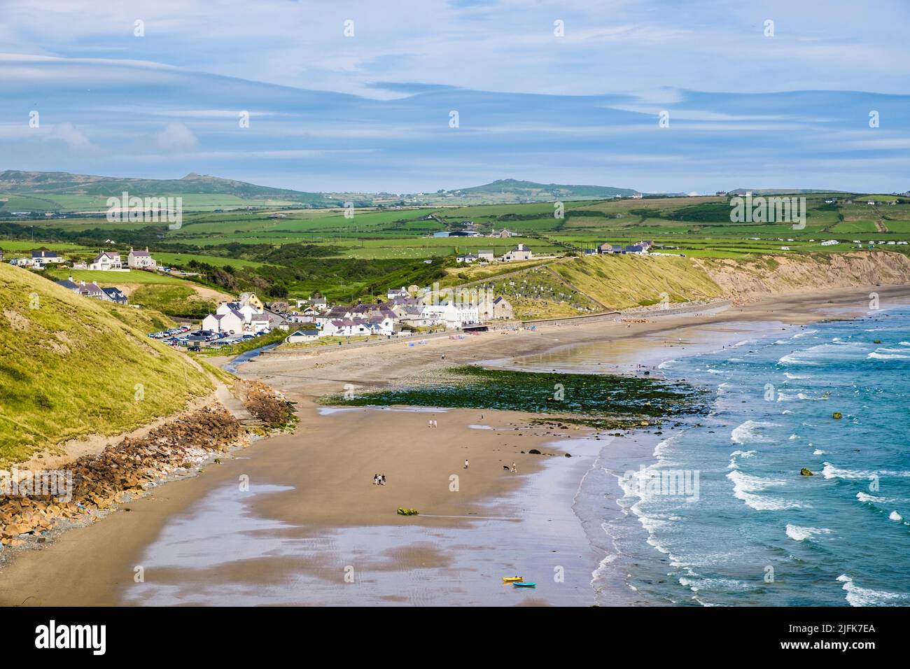 Vista a la playa en el pueblo costero de Aberdaron en la península de Llyn / Pen Llyn, Gwynedd, Gales del Norte, Reino Unido, Gran Bretaña Foto de stock