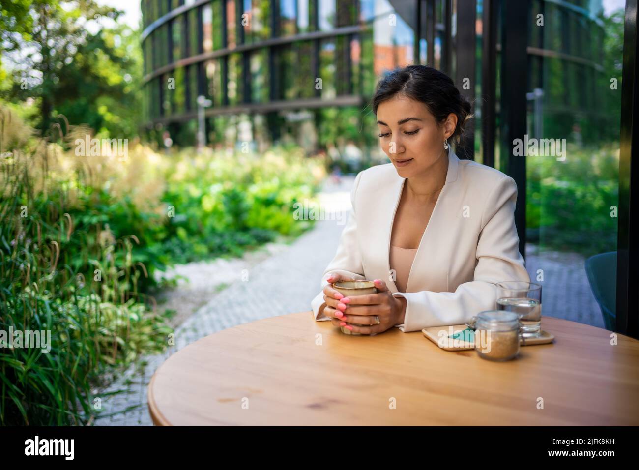 Exitosa mujer de negocios bebe café al aire libre otoño ropa de mujer para  el invierno