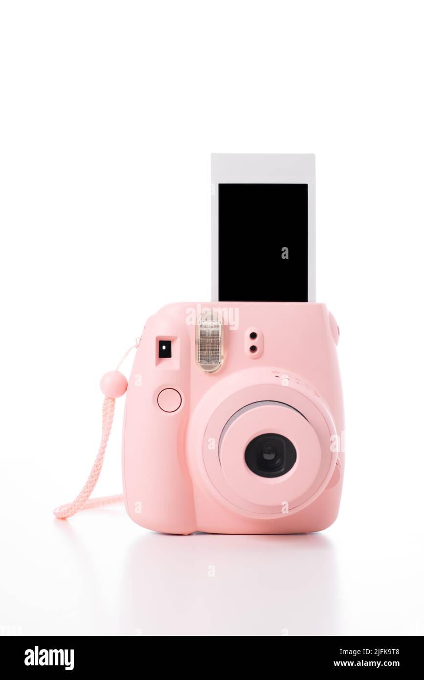 lavabo he equivocado futuro La cámara instantánea rosa con películas instantáneas en blanco sobre fondo  blanco Fotografía de stock - Alamy