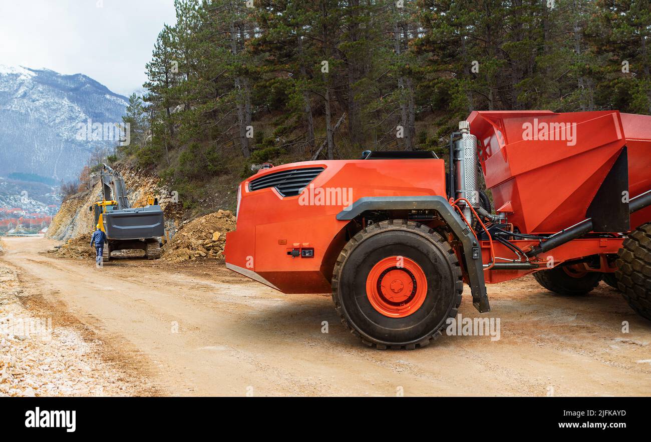Camión autoconductor autónomo en la construcción de carreteras de montaña Foto de stock