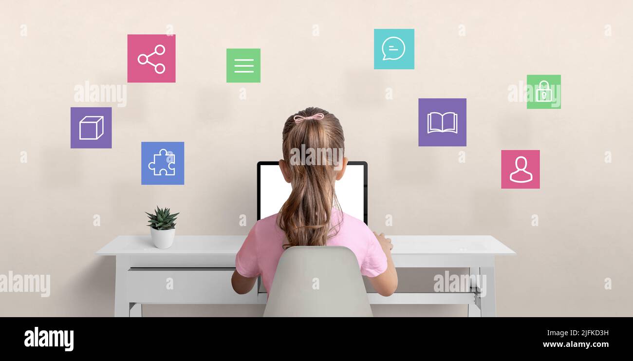 Chica practica surf en Internet en un ordenador portátil. El concepto de utilizar una computadora para la comunicación con los amigos, el aprendizaje y la seguridad en Internet con Foto de stock