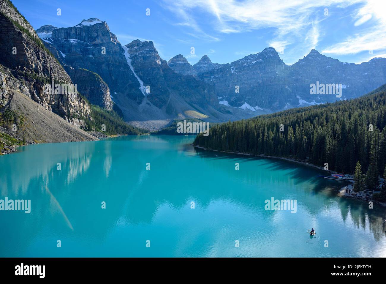 El Lago Moraine es un lago alimentado por glaciares situado en el Valle de los Diez Picos en el Parque Nacional Banff, Alberta, Canadá. Foto de stock