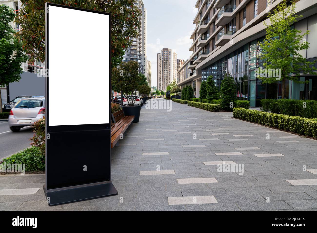 Valla de pantalla LCD para publicidad en exteriores en la calle de una ciudad. Pantalla blanca, puede insertar la imagen aquí. Foto de stock