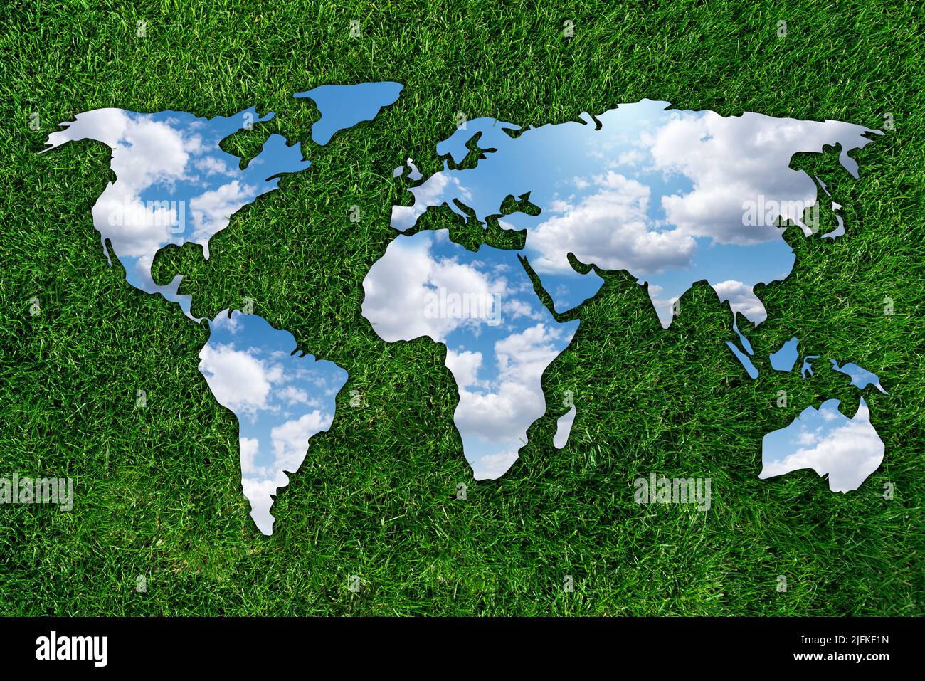 Espejo en forma de mapa del mundo sobre hierba verde. Reflexión del cielo. Concepto de desarrollo sostenible Foto de stock