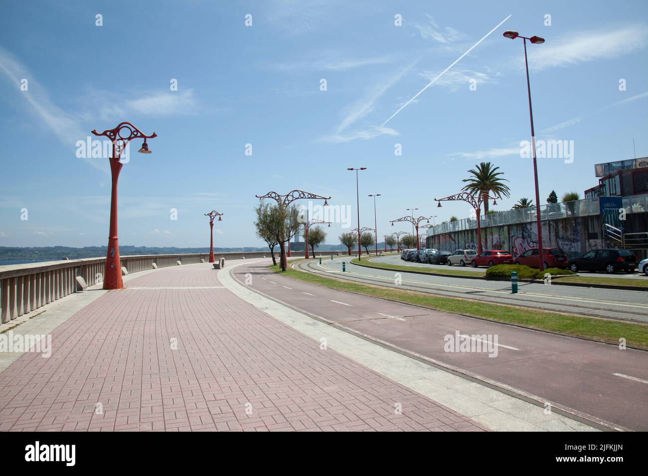 Paseo marítimo, carril bici y carretera de coches en La Coruña, Galicia, España Foto de stock