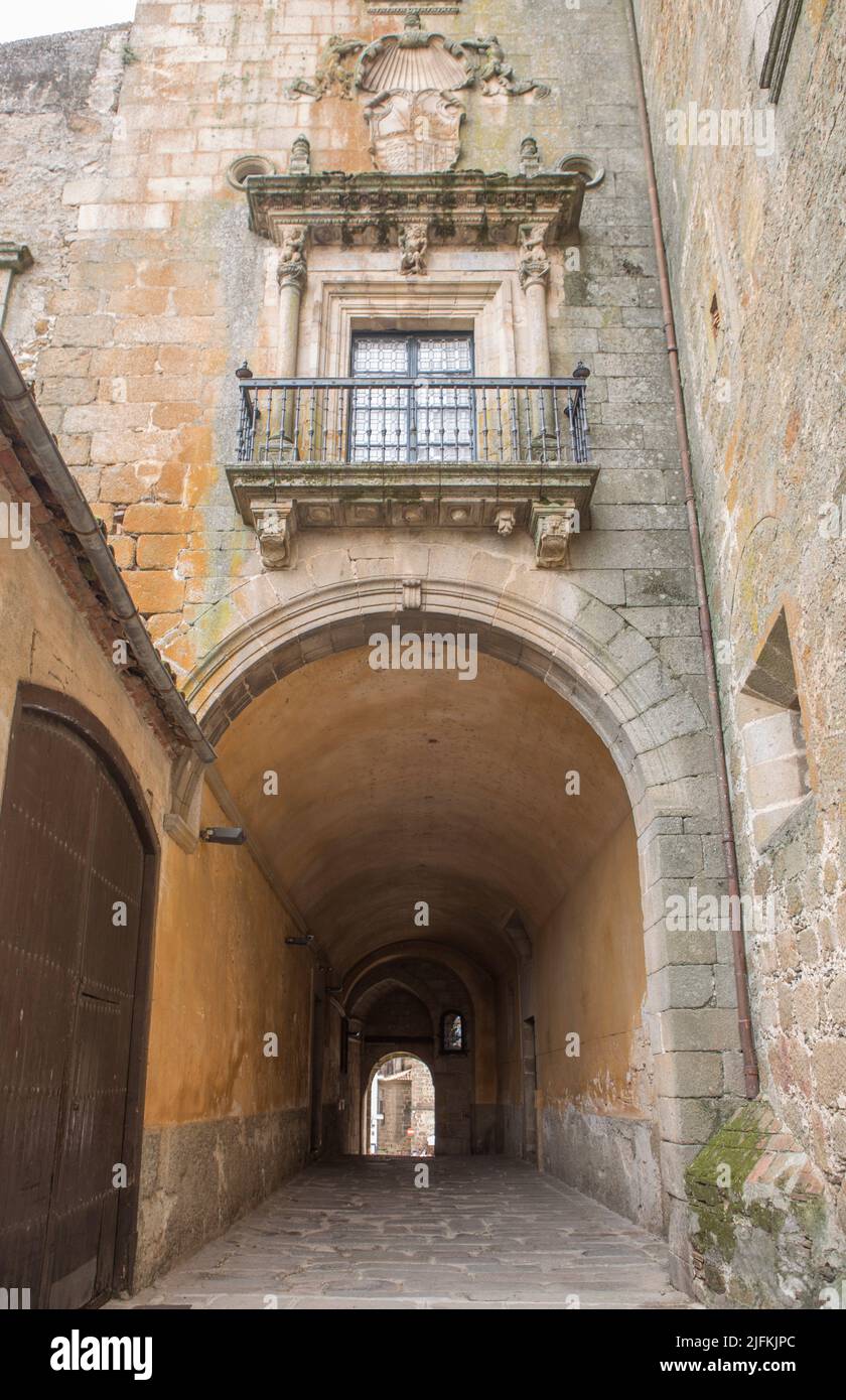 Marqués del Palacio Mirabel, balcón plateresco, Plasencia, España. Calle medieval en el casco antiguo. Foto de stock