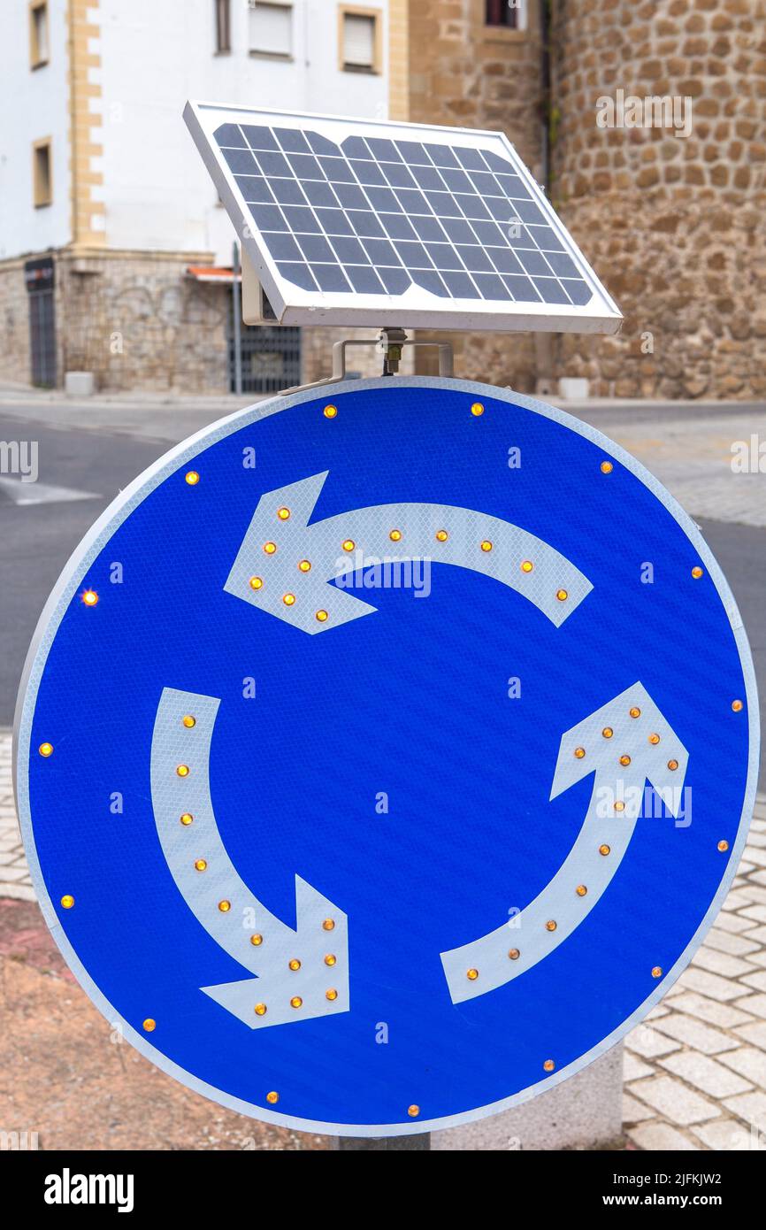 Señal de rotonda alimentada por panel solar. Señales de tráfico respetuosas con el medio ambiente. Foto de stock