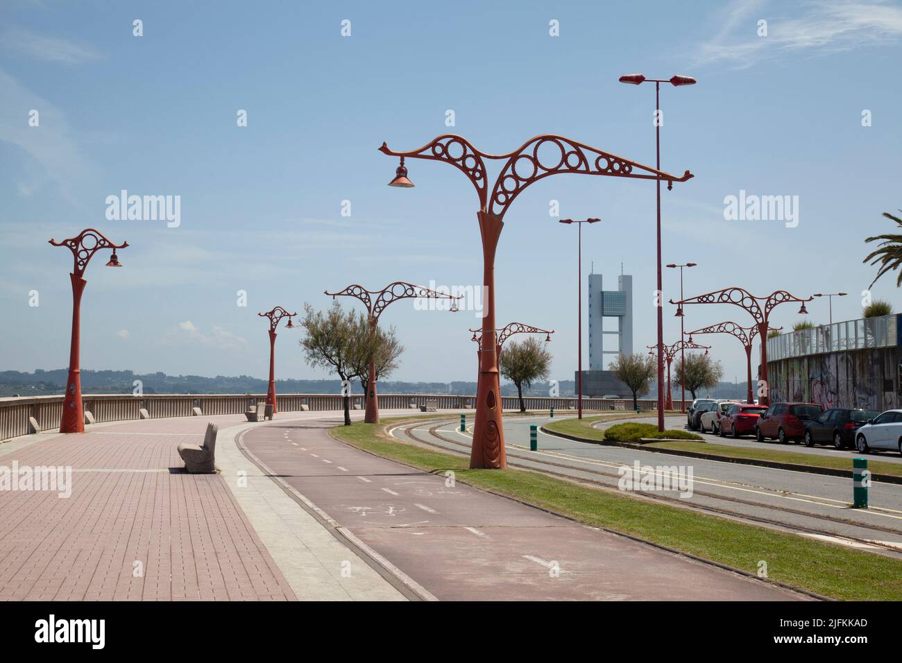 Paseo marítimo, carril bici y carretera de coches en la ciudad de La Coruña, Galicia, España Foto de stock