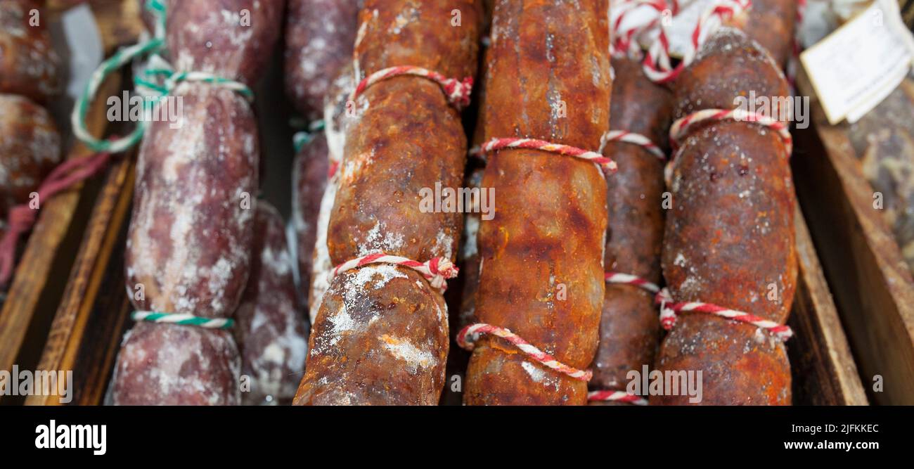 Chorizo ibérico rojo y blanco expuesto en el mercado callejero. Primer plano. Foto de stock