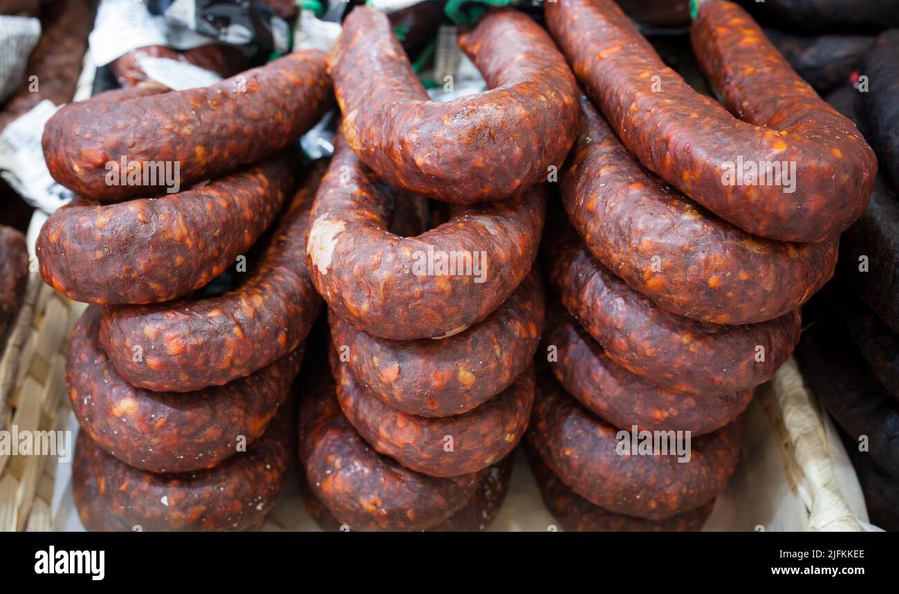 Chorizo ibérico rojo exhibido en el mercado callejero. Primer plano. Foto de stock