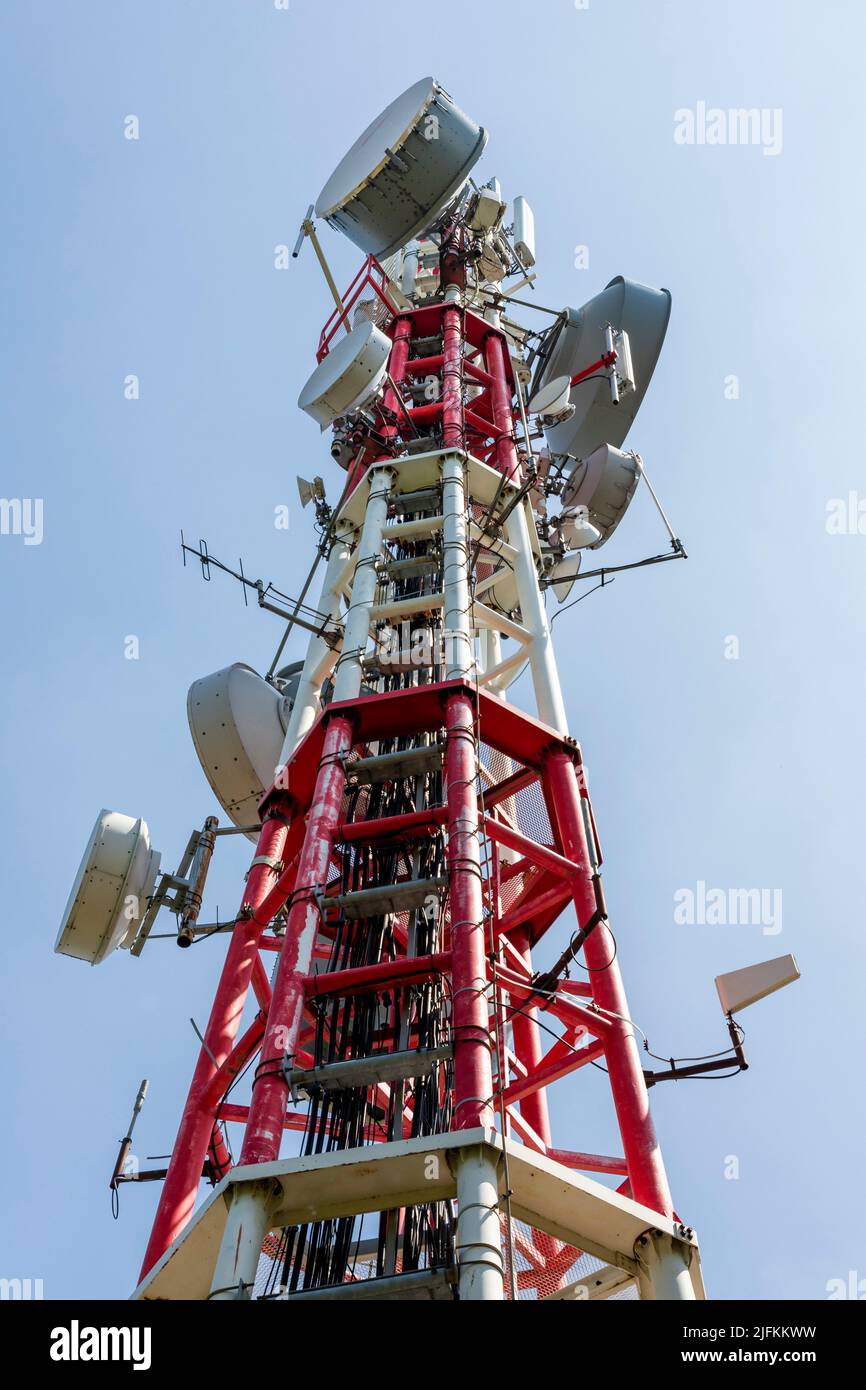 https://c8.alamy.com/compes/2jfkkww/torre-de-television-antena-de-telecomunicaciones-tecnologia-5g-sistema-de-comunicacion-de-la-conexion-inalambrica-de-la-antena-2jfkkww.jpg