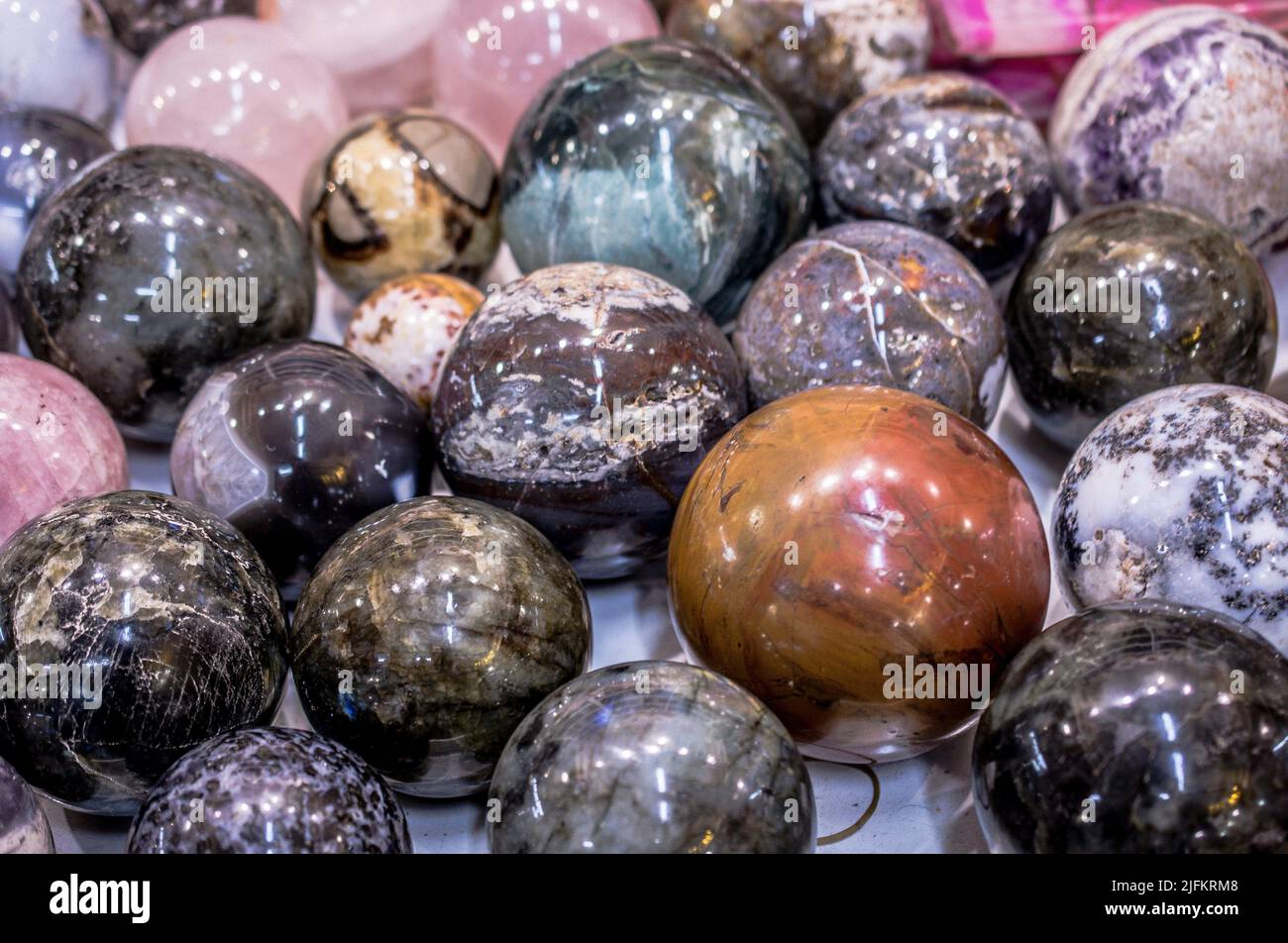 Bolas de piedras semipreciosas como espécimen natural de roca mineral. Foto de stock