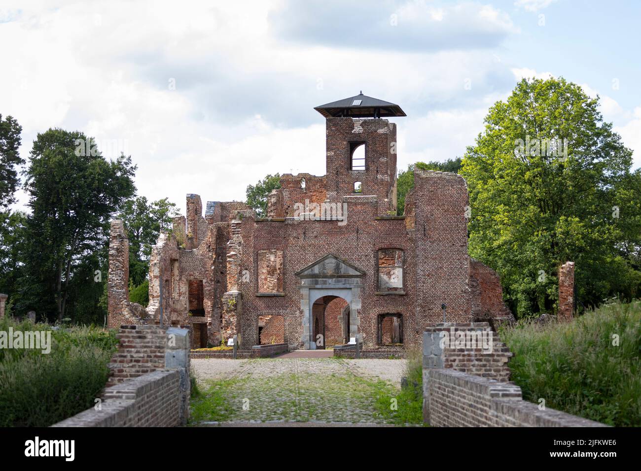 Castillo medieval en ruinas 'Bleijenbeek' en los Países Bajos, bombardeado por la RAF durante WW2 Foto de stock