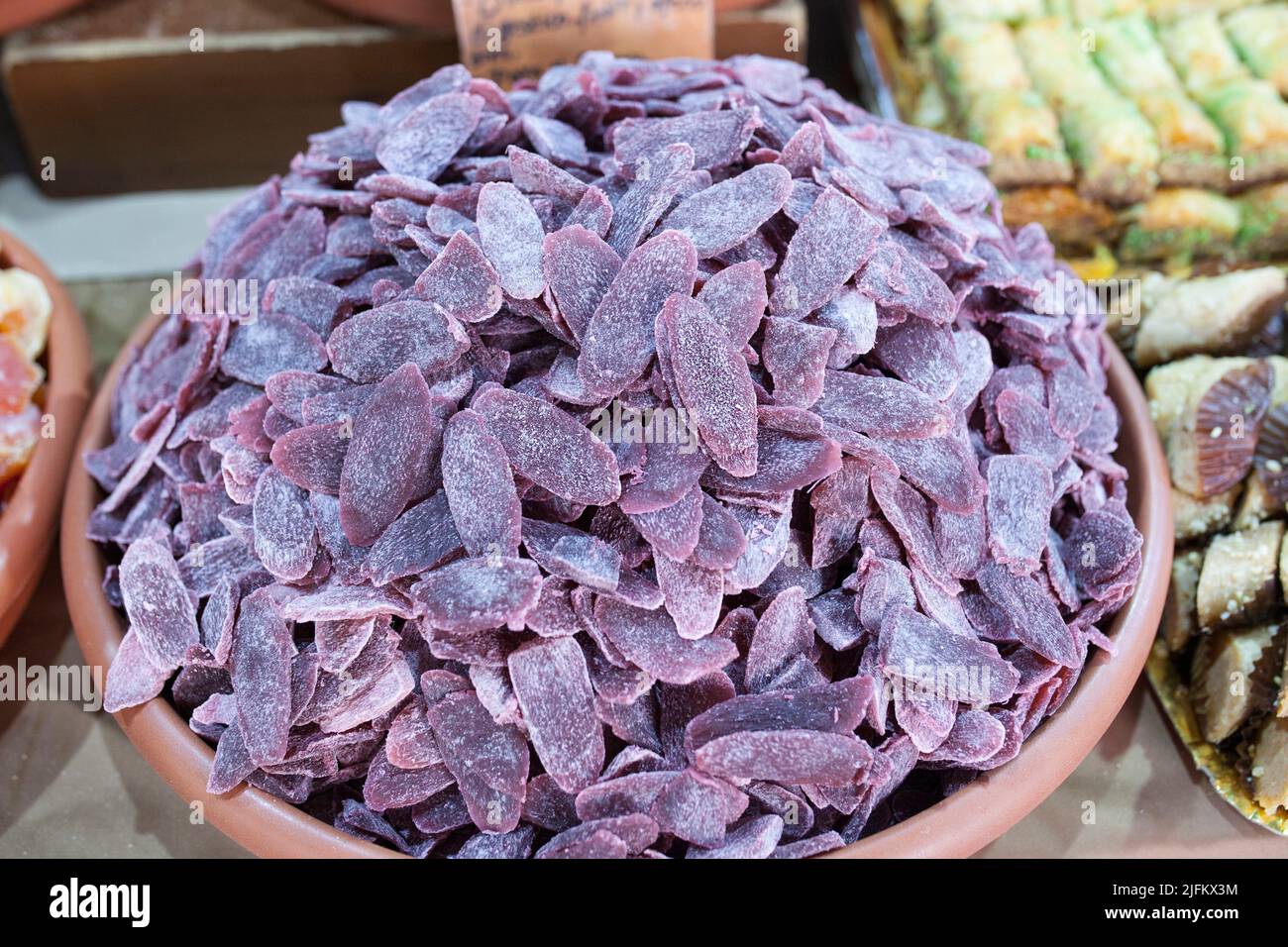 Piña púrpura deshidratada. Los cortes se muestran en el puesto del mercado callejero. Foto de stock