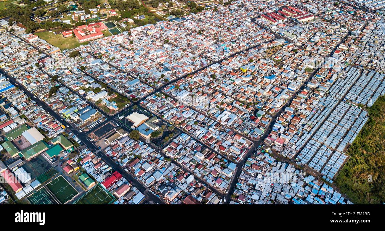 Vista aérea de una aldea de chabolas okupas cerca de Ciudad del Cabo, Sudáfrica. Superpoblado y peligrosamente cerca. A menudo velas o parafina Foto de stock